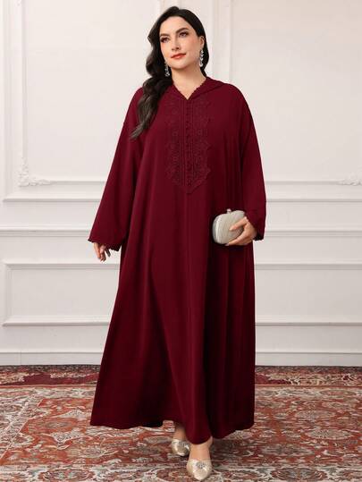 Al Najma عباءة طويلة متواضعة بأكمام طويلة مطرزة ذات قلنسوة بلون أحادي للمقاسات الكبيرة