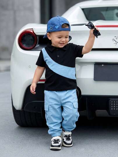 SHEIN Playful Pals مجموعة بولو قصير الأكمام بتصميم لاصق وبنطال كارجو أخضر ذو خصر مطاطي مناسب للأطفال الذكور من عمر 6 أشهر إلى 3 سنوات، مناسب للرياضة والنزهات والتسوق والسفر، ملابس شارع للأطفال الذكور باللون الأزرق الفاتح