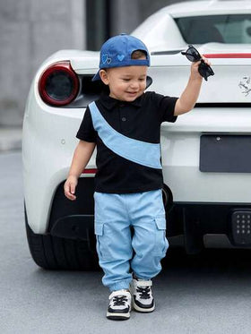 SHEIN Playful Pals مجموعة بولو قصير الأكمام بتصميم لاصق وبنطال كارجو أخضر ذو خصر مطاطي مناسب للأطفال الذكور من عمر 6 أشهر إلى 3 سنوات، مناسب للرياضة والنزهات والتسوق والسفر، ملابس شارع للأطفال الذكور باللون الأزرق الفاتح