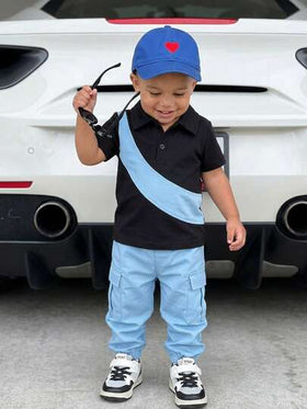 SHEIN Playful Pals مجموعة بولو قصير الأكمام بتصميم لاصق وبنطال كارجو أخضر ذو خصر مطاطي مناسب للأطفال الذكور من عمر 6 أشهر إلى 3 سنوات، مناسب للرياضة والنزهات والتسوق والسفر، ملابس شارع للأطفال الذكور باللون الأزرق الفاتح
