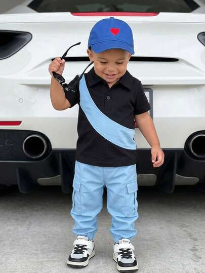 SHEIN Playful Pals مجموعة بولو قصير الأكمام بتصميم لاصق وبنطال كارجو أخضر ذو خصر مطاطي مناسب للأطفال الذكور من عمر 6 أشهر إلى 3 سنوات، مناسب للرياضة والنزهات والتسوق والسفر، ملابس شارع للأطفال الذكور باللون الأزرق الفاتح