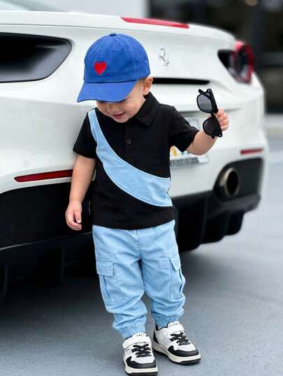 SHEIN Playful Pals مجموعة بولو قصير الأكمام بتصميم لاصق وبنطال كارجو أخضر ذو خصر مطاطي مناسب للأطفال الذكور من عمر 6 أشهر إلى 3 سنوات، مناسب للرياضة والنزهات والتسوق والسفر، ملابس شارع للأطفال الذكور باللون الأزرق الفاتح