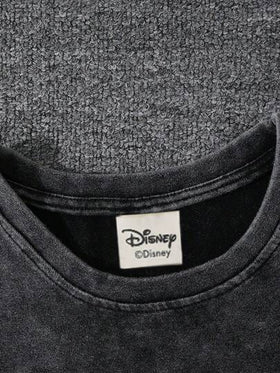 Disney هذه المجموعة الأنيقة والرائعة للنساء تتكون من قطعتين، تشمل ملابس علوية بأكمام قصيرة وزوج من السراويل القصيرة، مع خلفية حمراء ذات نقشة نقاط بيضاء كبيرة وفيها فيونكة كبيرة، مستوحاة من شخصية ميني ماوس. إنها تجمع بين الموضة والأسلوب الحضري الهيب هوب وا