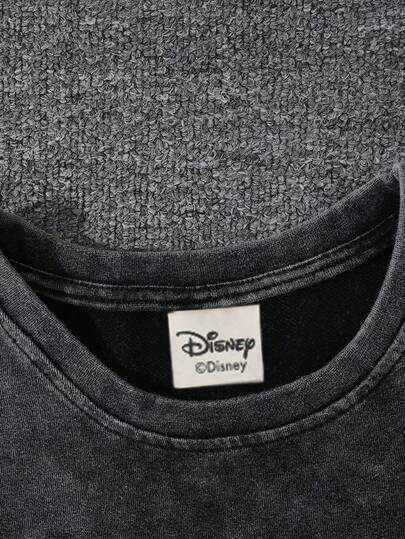 Disney هذه المجموعة الأنيقة والرائعة للنساء تتكون من قطعتين، تشمل ملابس علوية بأكمام قصيرة وزوج من السراويل القصيرة، مع خلفية حمراء ذات نقشة نقاط بيضاء كبيرة وفيها فيونكة كبيرة، مستوحاة من شخصية ميني ماوس. إنها تجمع بين الموضة والأسلوب الحضري الهيب هوب وا