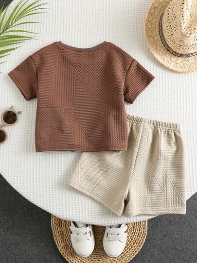 SHEIN مجموعة قميص وشورت قصير الأكمام مطبوع بحرف للأطفال الرضع بنين/بنات، بتصميم بسيط وعصري من الأقمشة المحبوكة، قطعتان