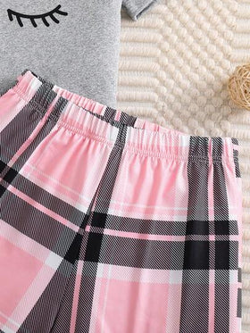 هذا المجموعة الأنيقة والعصرية والكاجوال للراحة الصيفية تتضمن ملابس علوية بأكمام قصيرة مزينة بنمط عين جميلة للنوم وشورت مخطط باللون الوردي. القماش مريح، مناسب للارتداء المنزلي، وأيضًا هدية مثالية للفتيات.