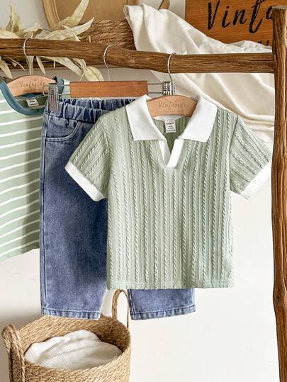 SHEIN Vintaside Kids مجموعة ملابس علوية كاجوال قصير الأكمام مع طوق للأطفال الصغار مقترنة مع بنطلون جينز مغسول عصري، مناسبة للارتداء اليومي، التخييم العائلي، الطعام أو التسوق