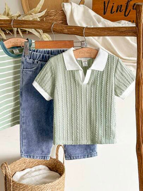 SHEIN Vintaside Kids مجموعة ملابس علوية كاجوال قصير الأكمام مع طوق للأطفال الصغار مقترنة مع بنطلون جينز مغسول عصري، مناسبة للارتداء اليومي، التخييم العائلي، الطعام أو التسوق
