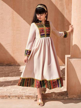 SHEIN رمضان فستان بناتي بطبعات عتيقة وتكتيلات لونية - يتميز بتفاصيل ذهبية أنيقة على الياقة والأكمام والذيل، هذا الفستان الأميري الطويل المريح يعكس أسلوب إقليمي جذاب!