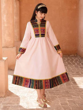 SHEIN رمضان فستان بناتي بطبعات عتيقة وتكتيلات لونية - يتميز بتفاصيل ذهبية أنيقة على الياقة والأكمام والذيل، هذا الفستان الأميري الطويل المريح يعكس أسلوب إقليمي جذاب!