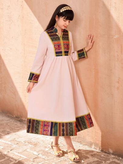 SHEIN رمضان فستان بناتي بطبعات عتيقة وتكتيلات لونية - يتميز بتفاصيل ذهبية أنيقة على الياقة والأكمام والذيل، هذا الفستان الأميري الطويل المريح يعكس أسلوب إقليمي جذاب!