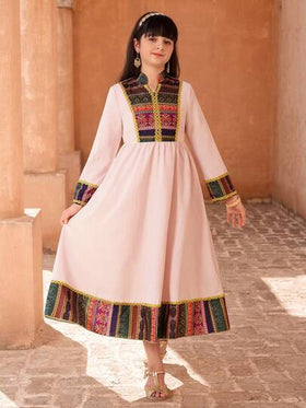 SHEIN رمضان فستان بناتي بطبعات عتيقة وتكتيلات لونية - يتميز بتفاصيل ذهبية أنيقة على الياقة والأكمام والذيل، هذا الفستان الأميري الطويل المريح يعكس أسلوب إقليمي جذاب!