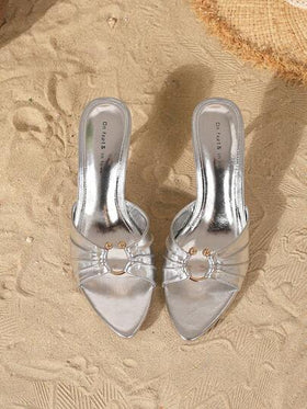 On feet& in love صنادل نسائية أنيقة مزينة بطيات معدنية دائرية مفتوحة الأصبع للاستخدام الخارجي، مناسبة للتنسيق مع الفساتين والكعب العالي