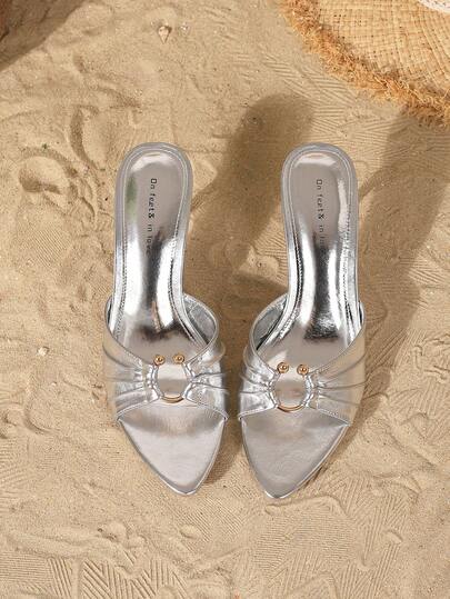 On feet& in love صنادل نسائية أنيقة مزينة بطيات معدنية دائرية مفتوحة الأصبع للاستخدام الخارجي، مناسبة للتنسيق مع الفساتين والكعب العالي