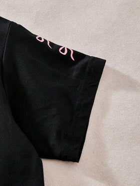 SHEIN مجموعة بنطلون قصير وتيشيرت بأكمام قصيرة للأطفال الصغار، طباعة رقم 67 بتصميم بسيط وجميل، باللون الأسود، 2 قطعة