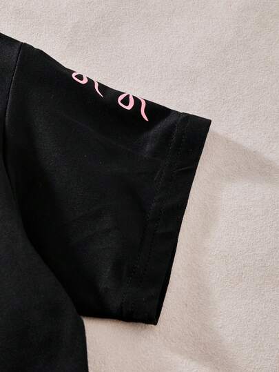 SHEIN مجموعة بنطلون قصير وتيشيرت بأكمام قصيرة للأطفال الصغار، طباعة رقم 67 بتصميم بسيط وجميل، باللون الأسود، 2 قطعة