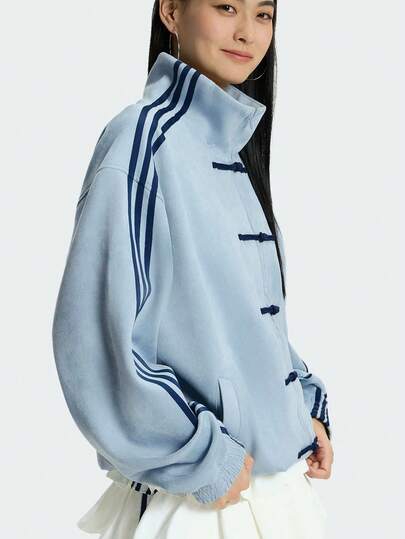 Adidas (أديداس) أديداس أورجينالز جاكيت طويل الأكمام مخطط بياقة مندرين على الطراز الصيني، جاكيت رياضي فضفاض على الطراز الصيني الجديد CTT 3.1 SOFT، مناسب للجنسين