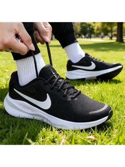 Nike أحذية الجري الخفيفة الوزن والناعمة القاعدة من نايك للرجال، أحذية رياضية خارجية مريحة وخفيفة الوزن للاستخدام اليومي، موديل REVOLUTION 7 ذات شبكة تنفس، أحذية رياضية ضرورية متعددة الاستخدامات FB2207-001