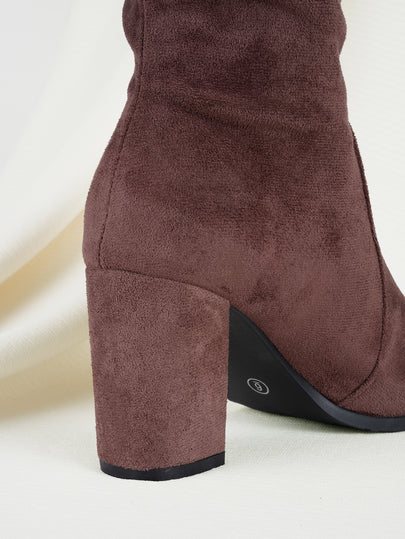 Clariva بوت نسائية طويلة بكعب سميك وأصابع مستديرة من الجلد المدبوغ، لون قهوة جديد للخريف/الشتاء بكعب متوسط الطول