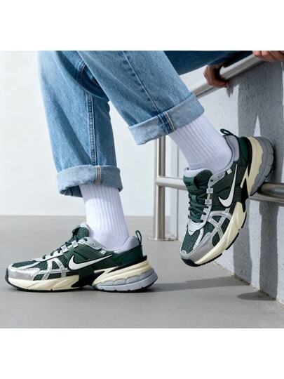 Nike حذاء رياضي خفيف الوزن ومريح للياقة البدنية والجري من نايك، مع وسادة رغوية الكثافة، تصميم جديد مقاوم للتآكل بتصميم رقعي، مناسب للارتداء اليومي والجري الرياضي، أحذية رياضية كاجوال عصرية من الطراز الرجعي V2K RUN HJ4497-300