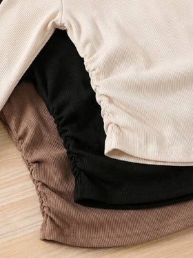 SHEIN قمصان داخلية محبوكة بأكمام طويلة ذات لون أساسي مريح للفتيات الصغيرات، مناسبة للارتداء اليومي والمدرسي في فصلي الخريف والشتاء، ضرورية وعملية، متناسقة مع الأم والابنة، قمصان بشكل قلب للفتيات. قمصان بأكمام طويلة للفتيات، مناسبة لعيد الميلاد.