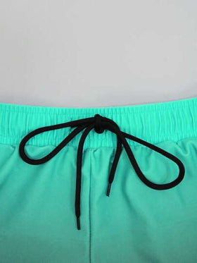Manfinity Swimmode مجموعة بدلة سباحة للرجال مكونة من قطعتين (ملابس علوية وشورت) بتصميم لوني متباين
