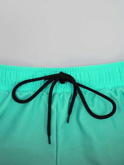 Manfinity Swimmode مجموعة بدلة سباحة للرجال مكونة من قطعتين (ملابس علوية وشورت) بتصميم لوني متباين