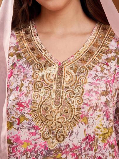 SHEIN رمضان فستان بطبعة إثنية مع ياقة على شكل V مزينة بالخرز، مقترن مع وشاح شيفون خفيف، أنيق ومريح، مناسب للرمضان، العباءة، الجلابية، الملابس العربية التقليدية