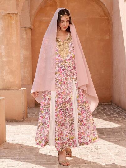 SHEIN رمضان فستان بطبعة إثنية مع ياقة على شكل V مزينة بالخرز، مقترن مع وشاح شيفون خفيف، أنيق ومريح، مناسب للرمضان، العباءة، الجلابية، الملابس العربية التقليدية