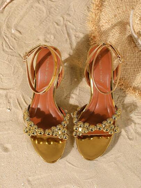 On feet& in love صنادل نسائية أنيقة وعصرية ذات كعب عالٍ وفتحة للأصابع مع حزام وإبزيم، مناسبة للارتداء مع الفساتين