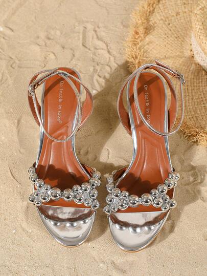 On feet& in love صنادل نسائية أنيقة وعصرية ذات كعب عالي وفتحة للأصابع وحزام مشبك، مناسبة للارتداء مع الفساتين في فصلي الربيع والصيف