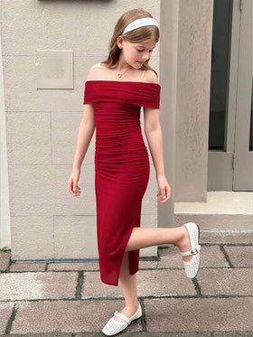 SHEIN Serisse Kids فستان أنيق أحمر للفتيات المراهقات بياقة منحرفة الكتف وطيات من الشبك ذو قصة ضيقة، فستان حفلة