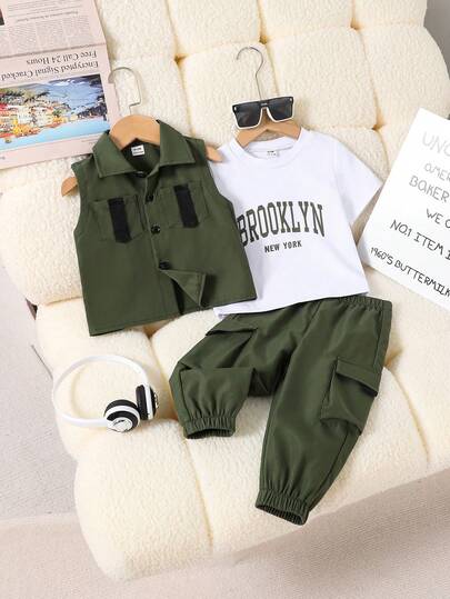 SHEIN طقم سترة جيب للأطفال الصبيان مع طباعة حرفية على تي شيرت أكمام قصيرة وبنطلون جيب كاجوال، أزياء متعددة الاستخدامات وبارد، قماش مريح، مناسب للارتداء في الخارج والداخل، صيفي