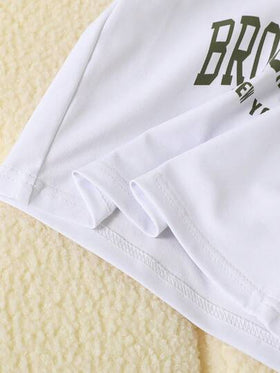SHEIN طقم سترة جيب للأطفال الصبيان مع طباعة حرفية على تي شيرت أكمام قصيرة وبنطلون جيب كاجوال، أزياء متعددة الاستخدامات وبارد، قماش مريح، مناسب للارتداء في الخارج والداخل، صيفي