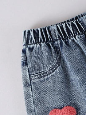 SHEIN ChillGRL بنطلون جينز بناتي بأسلوب جميل، مناسب للربيع/الصيف والخريف/الشتاء، بلون جينز أزرق فاتح، مطرز بقلب وردي، قصة فضفاضة مستقيمة الساق، قماش ناعم ومريح، مناسب للخروجات اليومية، أنيق ومتعدد الاستخدامات