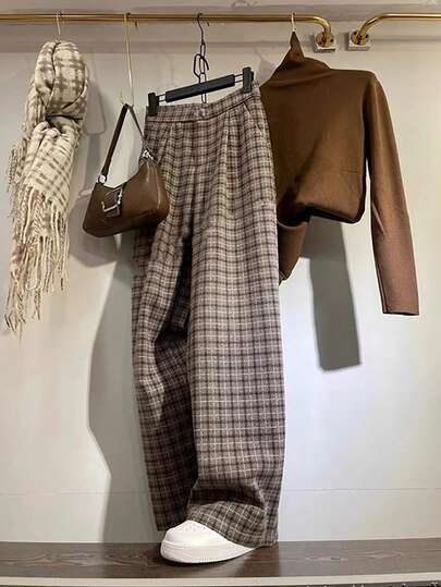 SHEIN Franclia مجموعة جديدة لخريف وشتاء: ملابس علوية قاعدية بياقة عالية بنية داكنة ناعمة الملمس بأكمام طويلة + بنطلون مستقيم الساق بخصر عادي بنقشة اسكتلندية بريطانية، طقم قطعتين للنساء للأناقة والنحافة في الذهاب للعمل