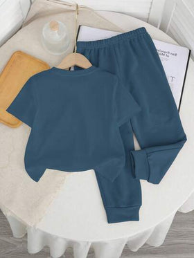 SHEIN طقم ملابس علوية قصيرة الأكمام ذات رقبة مستديرة وبنطلون للأولاد الرضع، طباعة حرف A كلاسيكية بسيطة وعصرية