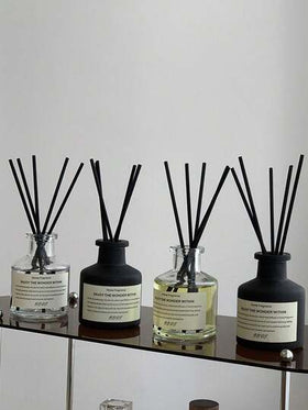 5 قطع (1 زجاجة زيت عطري + 4 عيدان بامبو عطرية) - طقم عطر منزلي بدون لهب. عطر طويل الأمد، مناسب لغرفة النوم والحمام وغرفة المعيشة. مثالي للعلاج بالعطور، تنقية الهواء، هدايا العطور، ديكور المنزل وديكور رمضان.