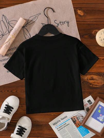 SHEIN تي شيرت أطفال صغار كاجوال بطباعة رقم "67" بأكمام قصيرة وياقة دائرية، مناسب للخروجات، ملابس علوية أسود بأكمام قصيرة "كنت في السادسة والآن أنا في السابعة" هدية عيد ميلاد السابع، ربيع/صيف