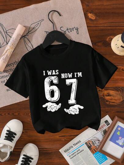 SHEIN تي شيرت أطفال صغار كاجوال بطباعة رقم "67" بأكمام قصيرة وياقة دائرية، مناسب للخروجات، ملابس علوية أسود بأكمام قصيرة "كنت في السادسة والآن أنا في السابعة" هدية عيد ميلاد السابع، ربيع/صيف