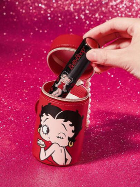 Betty Boop x SHEIN حقيبة تغيير مطبوعة بشكل أسطواني من جلد البولي يوريثان مزينة بفيونكة اللؤلؤية، مناسبة لتخزين العملات المعدنية والأحمر شفاه وبلسم الشفاه والمفاتيح والأغراض الصغيرة، مناسبة للرجال والنساء والطلاب، لطيفة، محبة، تقبيل، حب، أفكار هدايا، حفلة،