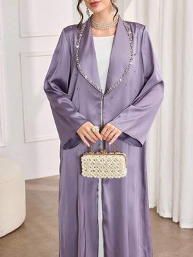 Al Najma رمضان معطف أنيق وفاخر وراقي من قماش الساتان ذو طابع نبيل، مزين بياقة مرصعة بالخرز والإكسسوارات المرصعة بالكريستال والترتر على شكل أبايا، مناسب للارتداء اليومي