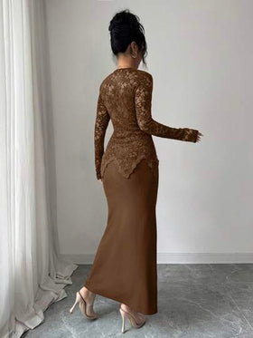 Modelyn رمضان فستان متوسط الطول مناسب للنساء مع رقبة مربعة، تصميم بتفاصيل من الدانتيل والأزرار على الخصر