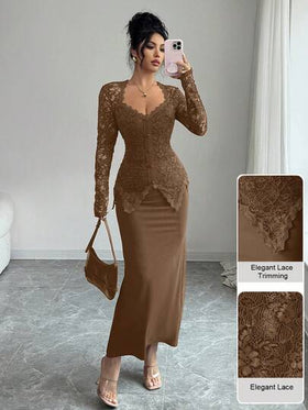 Modelyn رمضان فستان متوسط الطول مناسب للنساء مع رقبة مربعة، تصميم بتفاصيل من الدانتيل والأزرار على الخصر
