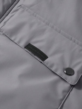 Manfinity Homme معطف مبطن بغطاء للرجال للخريف/الشتاء، تصميم متعدد الجيوب، مبطن بالحشو، بطانة حرارية، هدية للصديق، ملابس خارجية كاجوال فضفاضة مقاومة للماء، جاكيت رجالية مبطنة حرارياً، ملابس تقنية رجالية، جاكيت رجالية رمادية، جاكيت دافئة للرجال، هدية للصديق