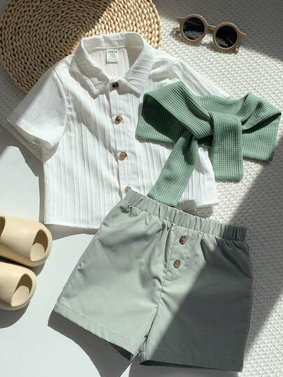 SHEIN اشتر اثنين واحصل على واحد مجانًا! 3 قطع/مجموعة قميص أكمام قصيرة مخطط لطفل صغير، شورت أخضر، وشال، طقم بأسلوب رجالي أنيق مناسب لحفلة عيد الميلاد، حفلة المساء، الحفلات، حفل الزفاف، حفل استقبال المولود الجديد، احتفال عيد الميلاد الأول، الربيع/الصيف