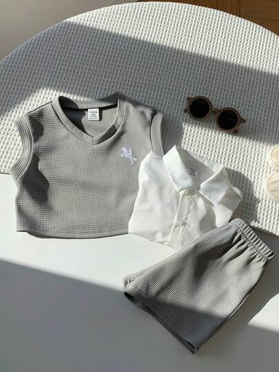 SHEIN 3 قطع/طقم للأطفال الصبيان، سترة رمادية بدون أكمام، كارديجان أبيض بياقة قصير الأكمام، وشورت كاجوال، طقم رسمي كاجوال للمدرسة والخروجات والمنزل، مناسب للربيع والصيف