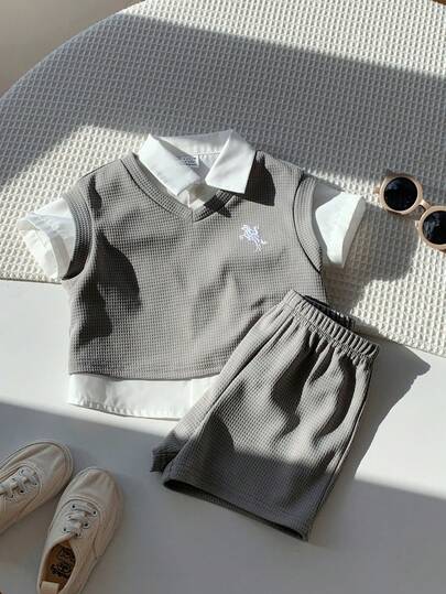 SHEIN 3 قطع/طقم للأطفال الصبيان، سترة رمادية بدون أكمام، كارديجان أبيض بياقة قصير الأكمام، وشورت كاجوال، طقم رسمي كاجوال للمدرسة والخروجات والمنزل، مناسب للربيع والصيف