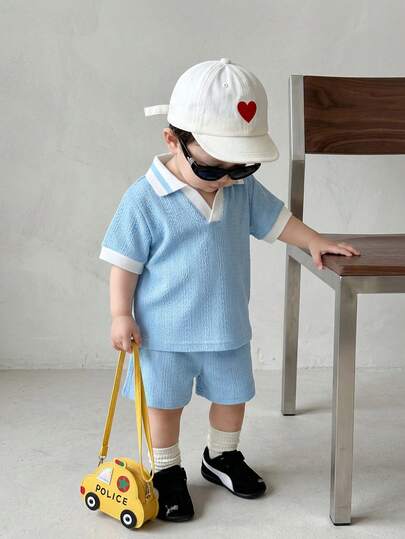 SHEIN Vintaside Kids مجموعة أزرق للأطفال الرضع من 0-3 سنوات، بنطلون قصير مع ملابس علوية كم قصير مطابق، بتصميم بسيط بدون نقشات، فضفاض، مناسب للخروجات والاستخدام المنزلي والرياضة الخفيفة، ملابس صيفية للأطفال، ملابس خارجية للأطفال