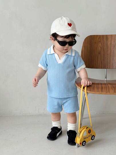 SHEIN Vintaside Kids مجموعة أزرق للأطفال الرضع من 0-3 سنوات، بنطلون قصير مع ملابس علوية كم قصير مطابق، بتصميم بسيط بدون نقشات، فضفاض، مناسب للخروجات والاستخدام المنزلي والرياضة الخفيفة، ملابس صيفية للأطفال، ملابس خارجية للأطفال